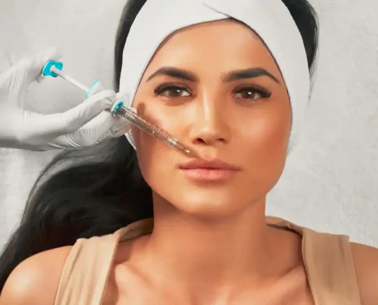 cosmetologist-using-syringe-fill-female-lips